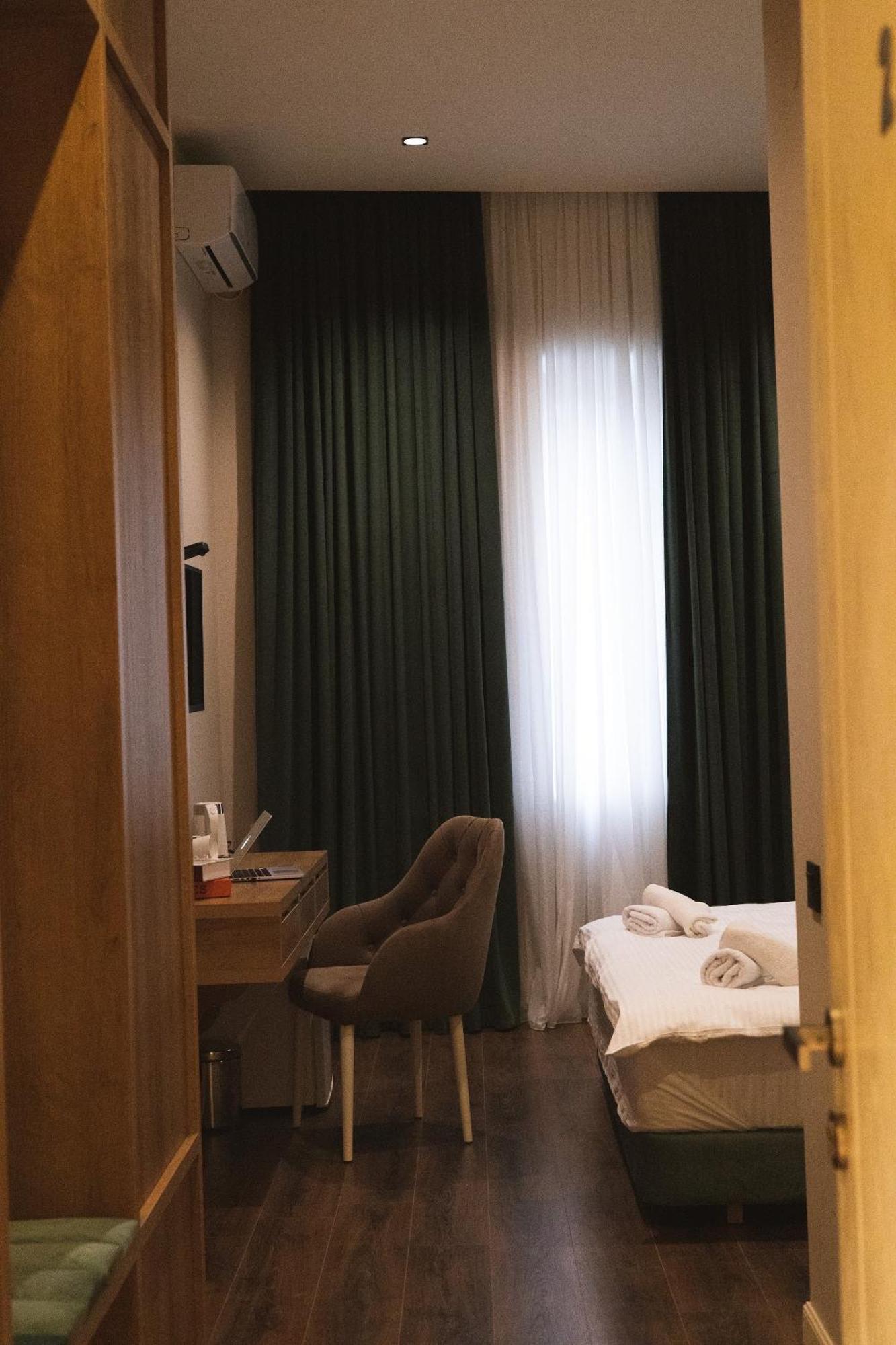Central Hotel Кутаиси Екстериор снимка